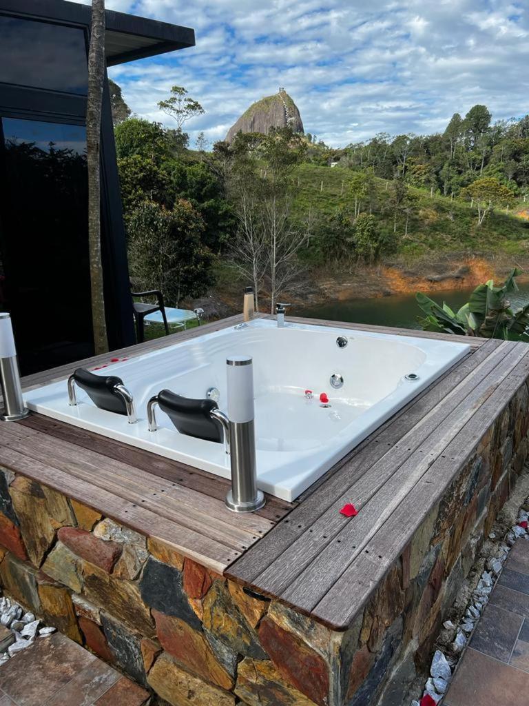 Cabana Privada Sin Prisa "Not Rush" Preciosa! Con Jacuzzi, Vista Y Acceso Directo Al Embalse, Vista A La Piedra , Deporte Acuatico Paddle Board And Breakfast Incluidos ! Imperdible Гуатапе Экстерьер фото